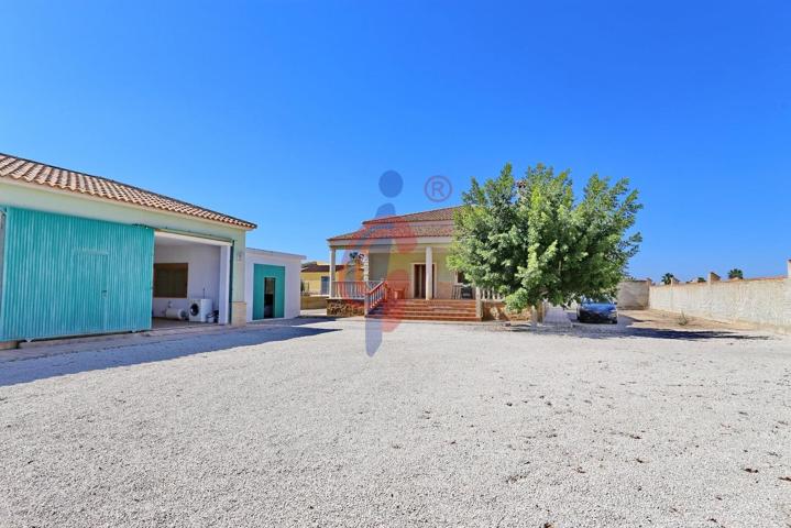 Se vende chalet independiente con parcela de 241 m² en La Marina photo 0
