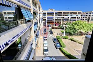 Luminoso apartamento de 3 dormitorios con terraza y garaje en Plaza Porticada, Guardamar del Segura – ¡a solo 200 m de la playa! photo 0