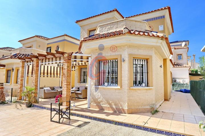 Chalet con piscina en alquiler en El Raso, Guardamar del Segura photo 0