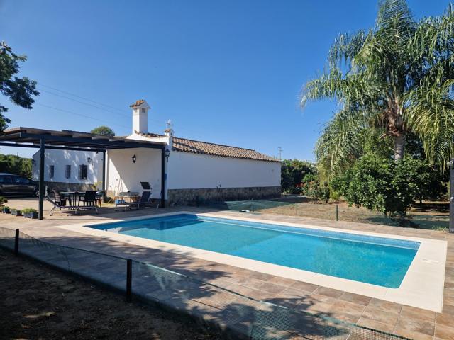 Finca en Zona Aeropuerto con casas con piscina y tierras de cultivo. photo 0