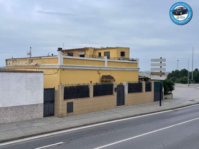 Amplia vivienda reformada con terraza y patio a 5 minutos del centro photo 0