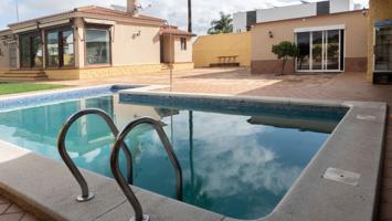 Chalet con piscina en urbanización La Marquesa. photo 0