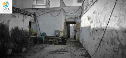 Amplia casa a reformar el pleno centro de Jerez photo 0