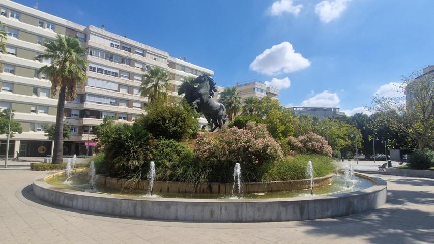 Amplio piso de un dormitorio con terraza en Plaza del Caballo. photo 0