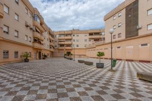 Piso en planta baja VPO con patio privativo, garaje y trastero – Calle Armas de Santiago photo 0