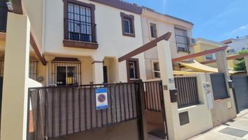 Casa adosada en alquiler en zona Hipercor con sótano y patio photo 0