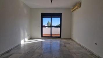 Amplio piso de 4 dormitorios en alquiler con terraza y parking techado photo 0