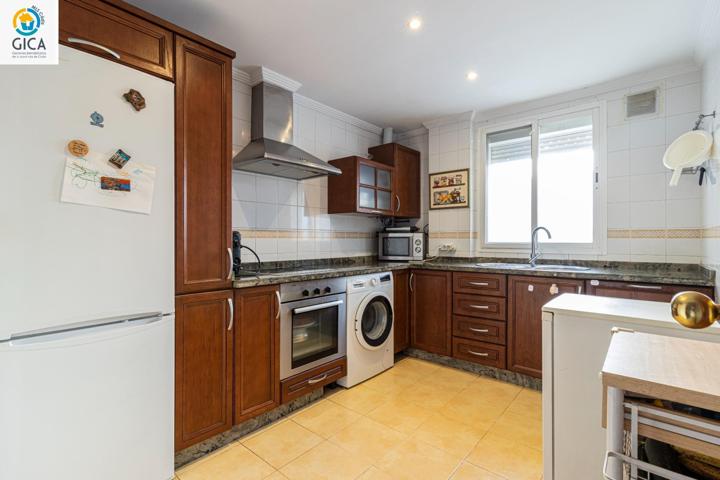 Piso con garaje, trastero y excelentes zonas comunes en Puertas del Sur photo 0