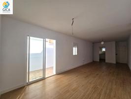 Planta baja con patio privado, vestidor y reforma integral. photo 0