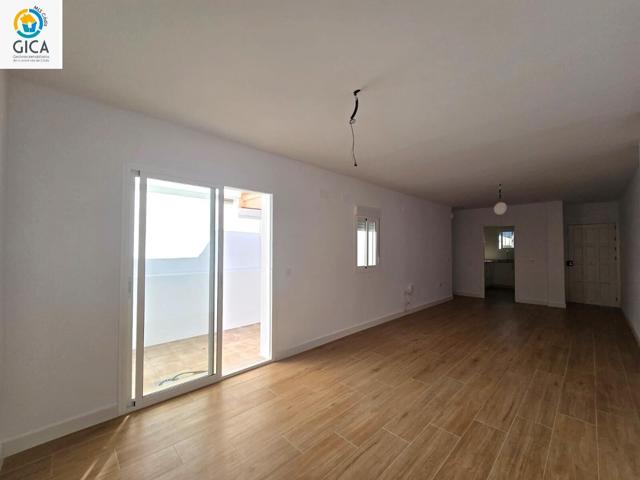 Planta baja con patio privado, vestidor y reforma integral. photo 0