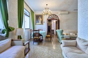 Casa tradicional con patio andaluz y local comercial en el corazón de Jerez. photo 0