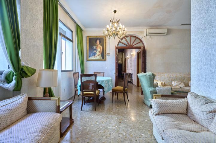 Casa tradicional con patio andaluz y local comercial en el corazón de Jerez. photo 0