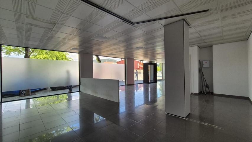 LOCAL COMERCIAL AMB GRAN VISIBILITAT A ZONA CAMP DE FUTBOL photo 0