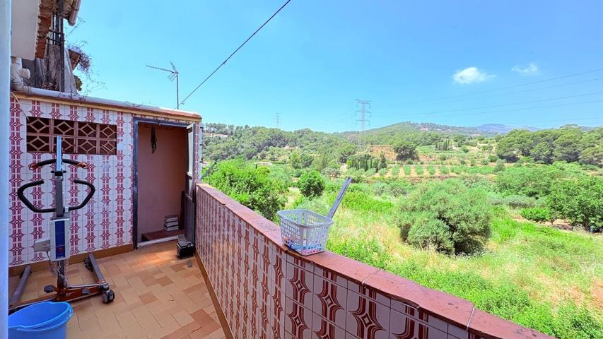 Planta baixa amb pati i vistes a la muntanya a Castellar del Vallès photo 0