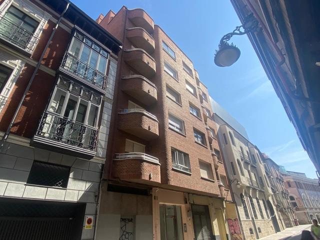 Inmobiliaria FinVall vende amplio piso para reformar en la calle Leopoldo Cano photo 0