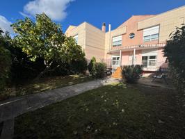 Inmobiliaria FinVall vende chalet adosado en la Urbanización El Pichón photo 0