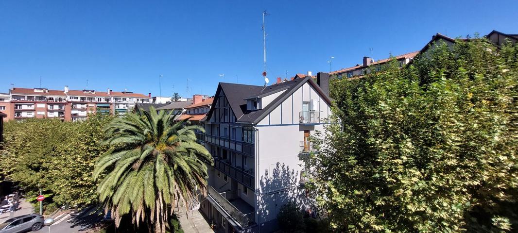Piso En venta en Calle Deba Ibaia, Egia, Donostia photo 0