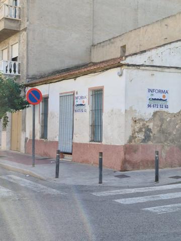 Se vende casa de pueblo con gran parcela en pleno centro de Guardamar photo 0