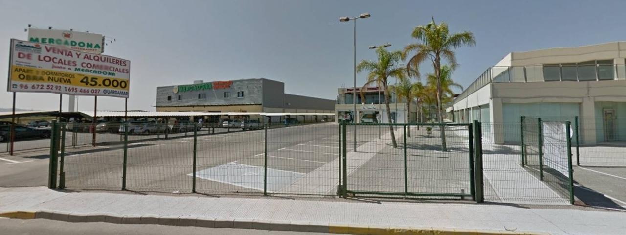 Se venden locales comerciales en zona de mucha afluencia junto a Mercadona y Lidl. photo 0