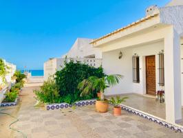 Villa en Guardamar. Primera línea con acceso directo a la playa photo 0