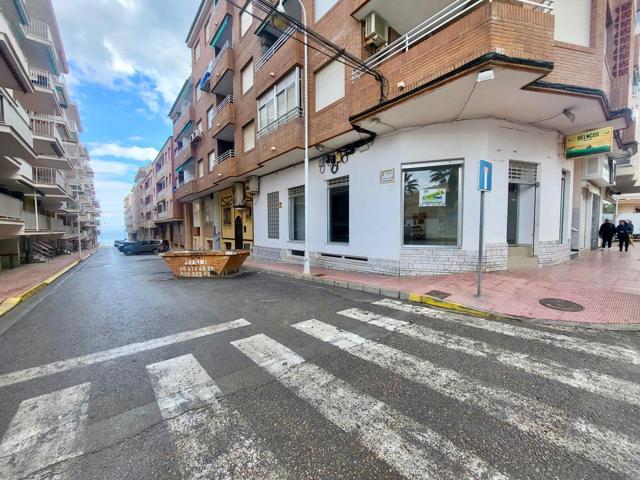 Se alquila local comercial en Avenida Cervantes, playa centro Guardamar. photo 0