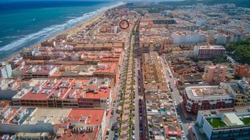 Amplio apartamento a pocos metros del mar con excelente terraza doble y orientación este. photo 0