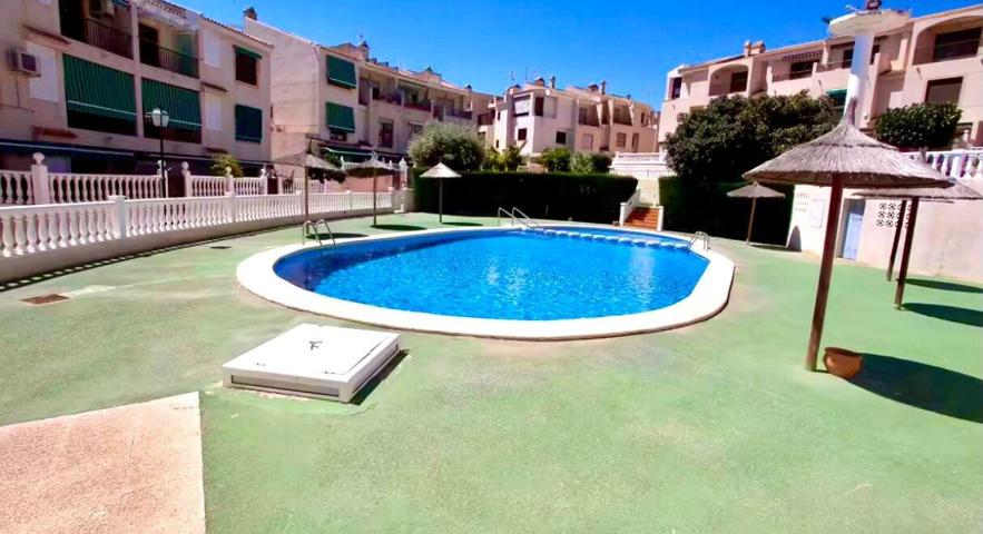 Bungalow con amplia terraza a pocos pasos de la playa y orientación Sur. photo 0