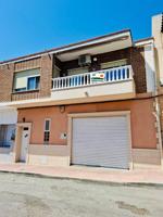 Bonita casa de pueblo con orientación sur y planta baja de gran tamaño photo 0