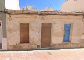 Casa - Solar en el centro de Guardamar con gran espacio de patio interno. photo 0