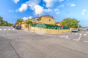 Encantadora casa esquinera con jardín privado, placas solares y posibilidad de piscina privada photo 0