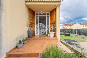 Encantadora casa esquinera con jardín privado, placas solares y posibilidad de piscina privada photo 0