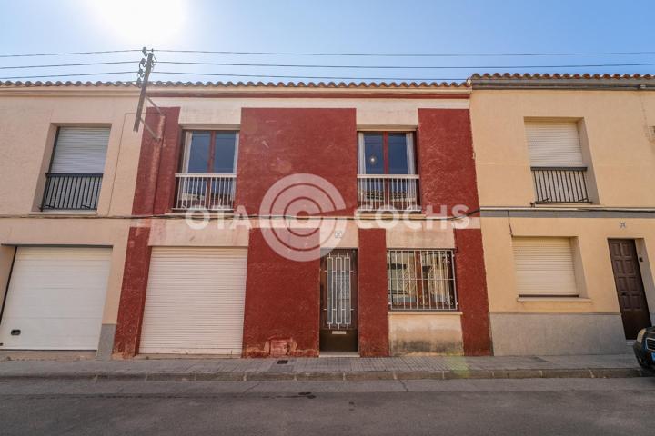 CASA ADOSADA EN CARRER AMADEU VIVES , VALLS photo 0