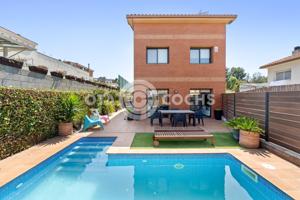 EN VENTA ESPECTACULAR ADOSADO CON JARDIN Y PISCINA EN URB. ELS HOSTALETS-ELS PALLARESOS photo 0