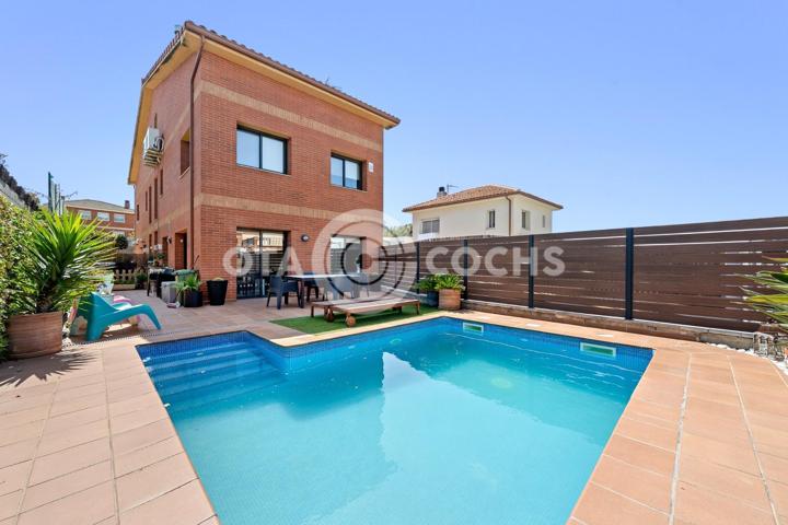 EN VENTA ESPECTACULAR ADOSADO CON JARDIN Y PISCINA EN URB. ELS HOSTALETS-ELS PALLARESOS photo 0