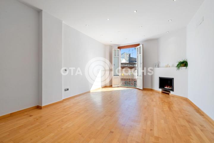 PISO CÉNTRICO TOTALMENTE REFORMADO DE 3 HABITACIONES Y 2 BAÑOS photo 0
