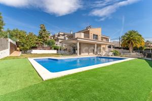 ESPECTACULAR CHALET 5 HABITACIONES CON ASCENSOR, GARAJE 5 PLAZAS, PISCINA Y JARDIN EN CASTELLVELL photo 0