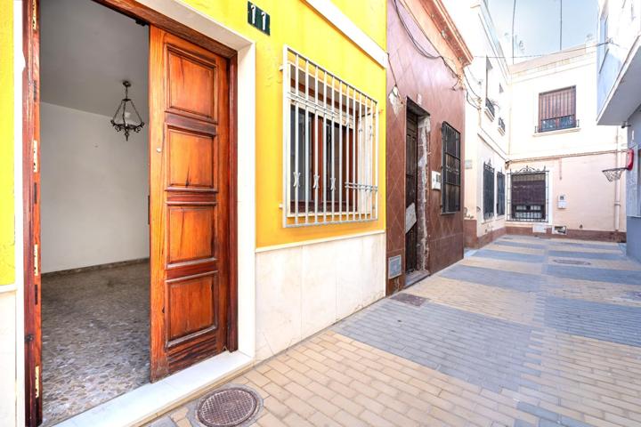 ¡Oportunidad en el corazón de Almería! Vivienda unifamiliar a reformar photo 0