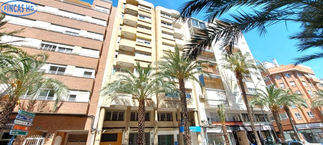 EXCLUSIVA, VIVIENDA CENTRICA CON CUATRO DORMITORIOS ORIENTACION SUR photo 0