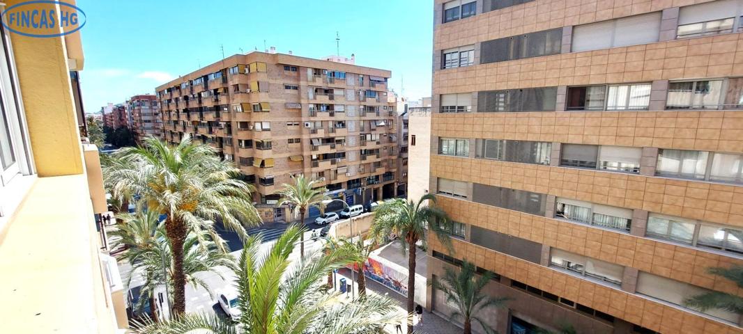 EXCLUSIVA, VIVIENDA CENTRICA CON CUATRO DORMITORIOS ORIENTACION SUR photo 0