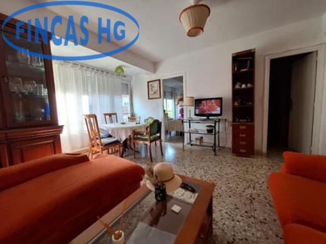 espaciosa vivienda en el barrio de benalua con cuatro dormitorios photo 0