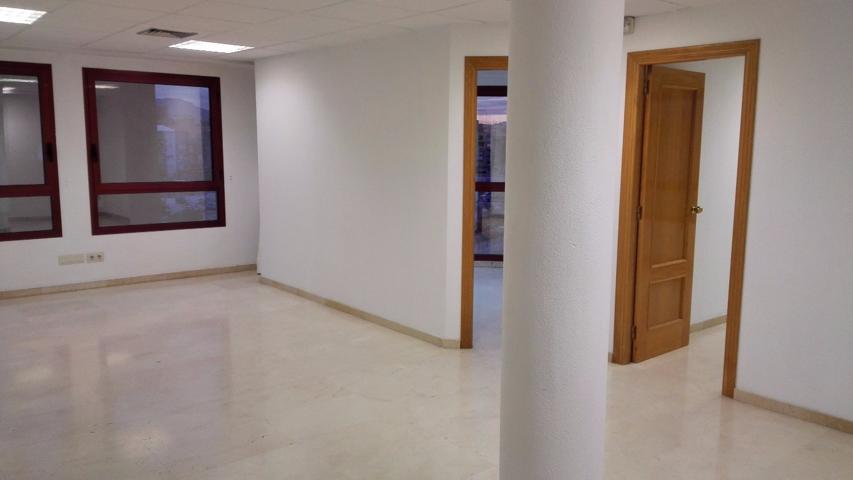 Excelente oficina exterior con plaza de garaje photo 0