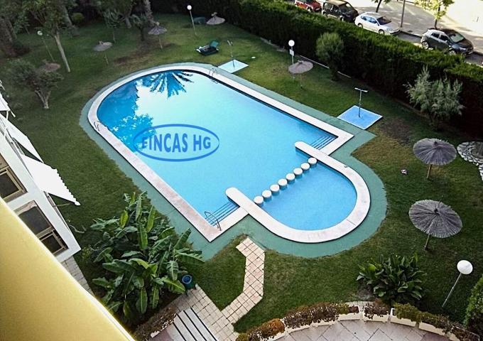 Tres dormitorios, dos baños, piscina y garaje photo 0