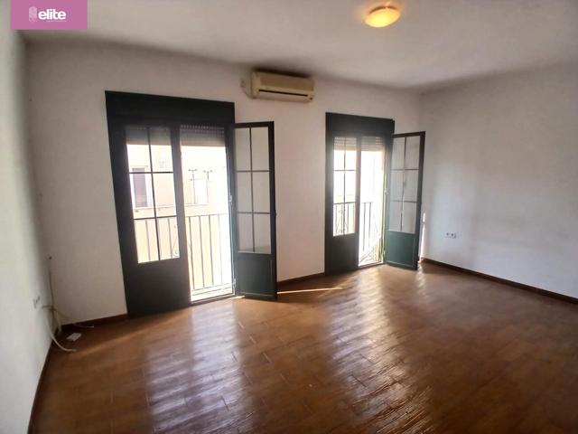 MAGNÍFICA CASA EN PLENO CENTRO CON GARAJE PRIVADO photo 0