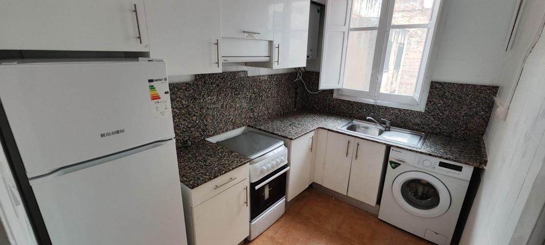 Piso en alquiler con 2 habitaciones. En calle Herrero, 3º sin ascensor photo 0