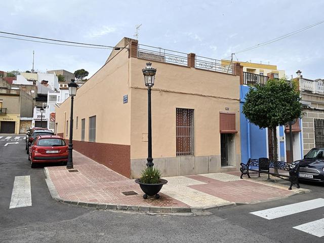 Se vende casa en casco antiguo de Oropesa, detrás del ayuntamiento. Casa con fachada a 3 calles photo 0