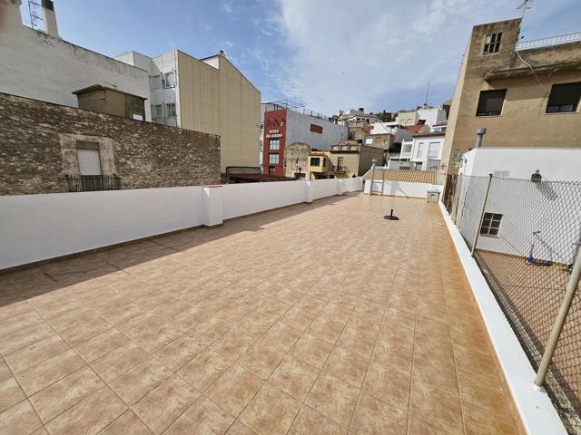 Se vende casa en casco antiguo de Oropesa, detrás del ayuntamiento. Casa con fachada a 3 calles photo 0