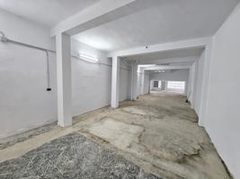 Se alquila local de 150 m2 cerca de Avenida Capuchinos y plaza Mª Agustina. Local con vado y persian photo 0