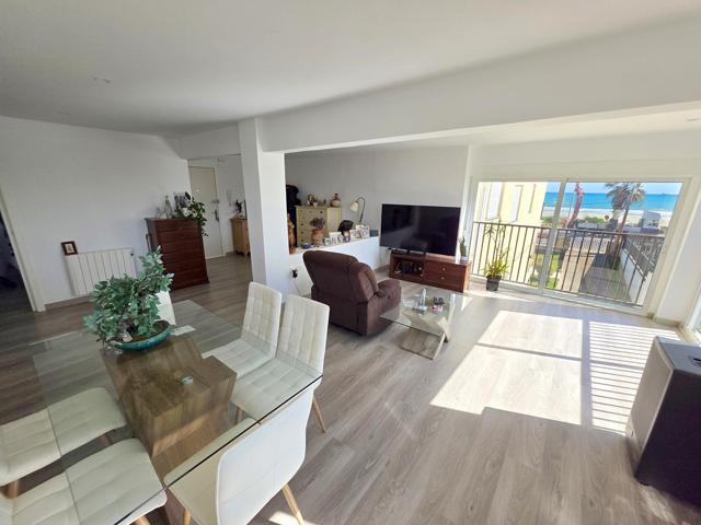 Se vende apartamento en primera línea de mar, frente a la playa del Gurugú. Apartamento reformado photo 0