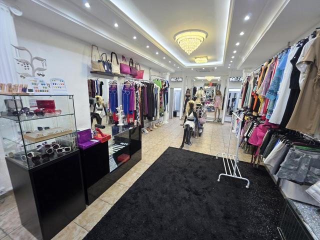 Se alquila local, antigua tienda de ropa. Situada en pleno centro de Castellón, junto a la Puerta del Sol. photo 0
