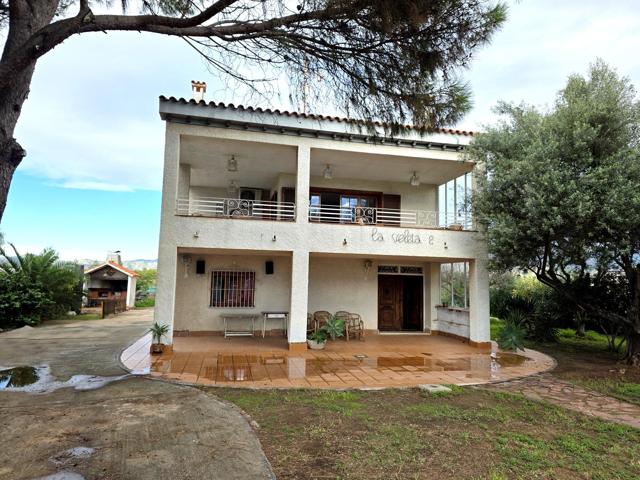 Se vende villa muy próxima a la Playa del Gurugú. Vivienda en parcela rústica, pero con agua de Facsa, luz, alcantarillado, calle iluminada y recogida de basura. photo 0
